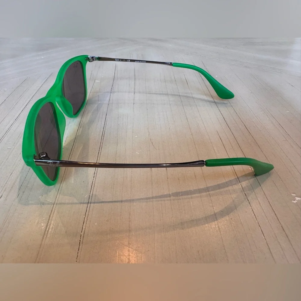 RAY-BAN KIDS Unisex Green Mirrored Lens Rubber Frame Sunglasses – (Retired)
